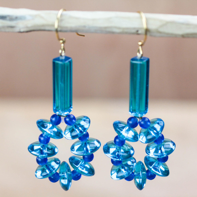 Ohrringe aus recyceltem Glas, 'Ozeanische Kränze'. - Blaue Ohrringe aus recyceltem Glas aus Ghana