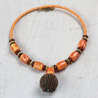 Halskette mit Perlenanhänger aus recyceltem Kunststoff - Halskette mit Perlenanhänger aus recyceltem Kunststoff in Orange