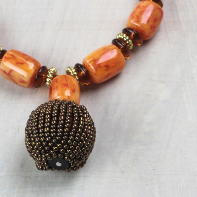 Halskette mit Perlenanhänger aus recyceltem Kunststoff - Halskette mit Perlenanhänger aus recyceltem Kunststoff in Orange
