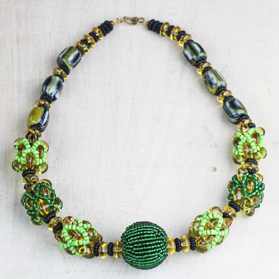 Halskette mit Perlenanhänger aus recyceltem Kunststoff - Halskette mit Perlenanhänger aus recyceltem Kunststoff in Grün aus Ghana