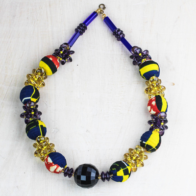 Perlenkette aus recyceltem Kunststoff - Halskette aus recyceltem Kunststoff und Baumwolle aus Ghana