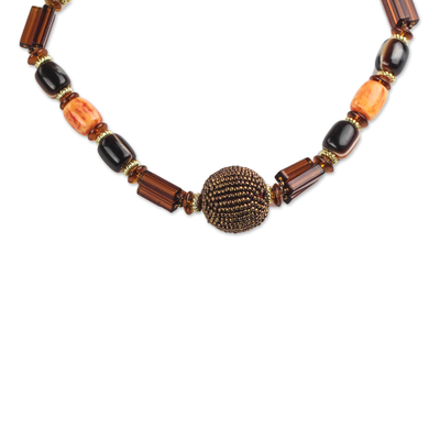 Halskette mit Perlenanhänger aus recyceltem Kunststoff - Halskette mit Perlenanhänger aus recyceltem Kunststoff in Braun aus Ghana