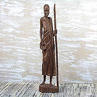 Estatuilla de madera, 'Lingüista' - Estatuilla de madera de caoba firmada de un hombre de Ghana