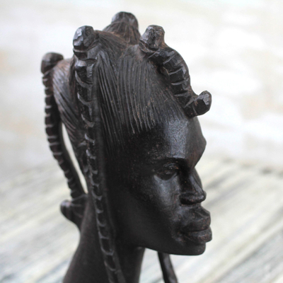 Escultura de madera de ébano, 'Cabeza de niña' - Escultura de madera de ébano firmada de una niña de Ghana