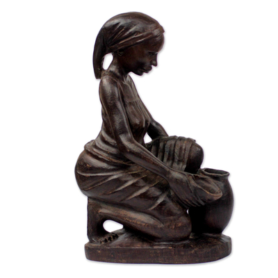 Escultura en madera de ébano - Escultura de madera de ébano firmada de una mujer recogiendo agua