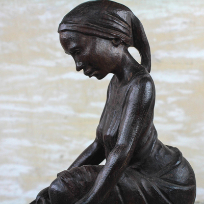 Skulptur aus Ebenholz - Signierte Ebenholzskulptur einer Frau, die Wasser sammelt