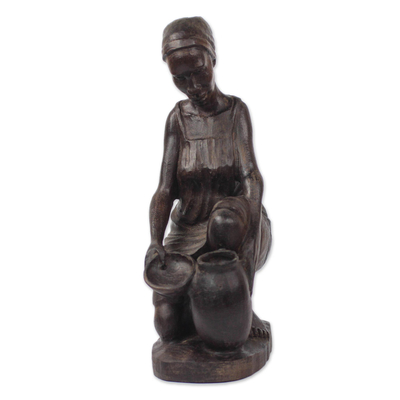 Escultura en madera de ébano - Escultura de madera de ébano firmada de una mujer recogiendo agua