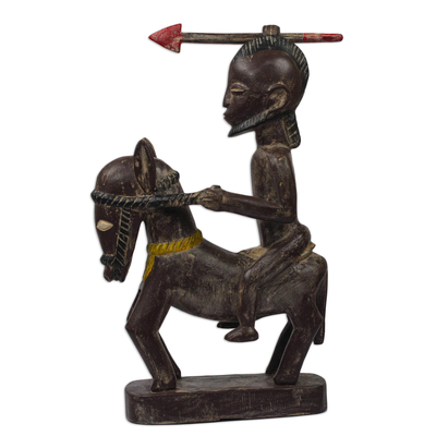 Holzskulptur - Braune und cremefarbene Krieger-Holzskulptur zu Pferd aus Ghana