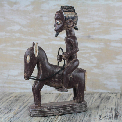 Holzskulptur - Braune und cremefarbene Holzskulptur „Mann rittlings auf einem Pferd“ aus Ghana