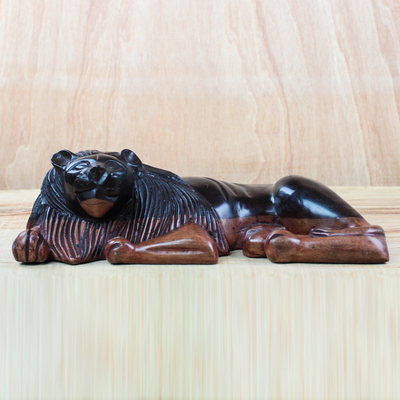 Escultura en madera de ébano - Escultura de madera de ébano de un león acostado de Ghana