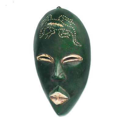 Afrikanische Holzmaske - Dunkelgrüne afrikanische Maske aus Sese-Holz aus Ghana