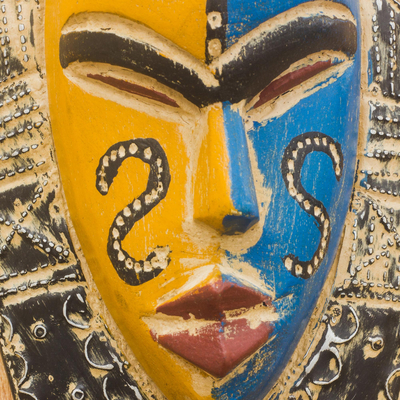 Afrikanische Holzmaske - Afrikanische Maske aus blauem und orangefarbenem Holz aus Ghana