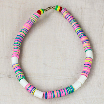 Halskette aus recycelten Glas- und Kunststoffperlen - Bunte Perlenkette aus recyceltem Kunststoff aus Ghana