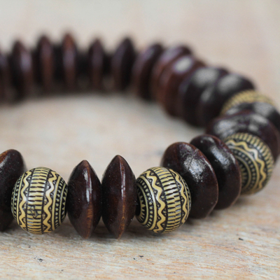 Stretch-Armband aus Holz und recyceltem Kunststoff mit Perlen - Armband aus braunem Holz und recyceltem Kunststoff aus Ghana