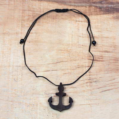 Halskette mit Anhänger aus Ebenholz - Halskette mit Ankeranhänger aus Ebenholz aus Ghana