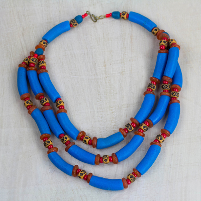 Statement-Halskette aus recyceltem Glas und Kunststoff - Blaue und orangefarbene Statement-Halskette mit Perlen aus recyceltem Kunststoff