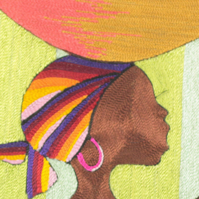 Arte de pared de seda, 'Un día brumoso en Tamale' - Arte de pared de seda de una mujer africana de Ghana