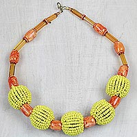 Halskette mit Anhänger aus recyceltem Glas und Kunststoffperlen, „Beautiful Lorlor“ – Halskette mit Anhänger aus recyceltem Glas und Kunststoffperlen in Gelb