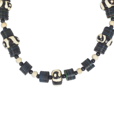 Perlenkette aus Holz und recyceltem Kunststoff - Schwarz-weiße Halskette aus Sese-Holz und recyceltem Kunststoff