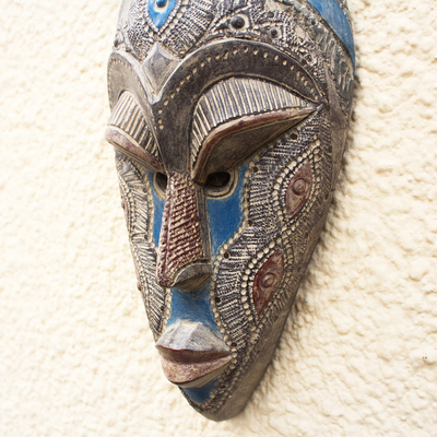 Máscara africana de aluminio y madera, 'Akoma Pa' - Máscara africana de aluminio y madera azul y negra de Ghana