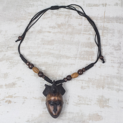 Halskette mit Holzanhänger, 'Baule-Maske'. - Handgefertigte Sese Holz Baule Maske Anhänger-Halskette aus Ghana