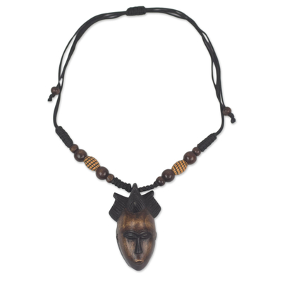 Collar colgante de madera, 'Máscara de Baule' - Collar colgante de máscara de Baule de madera de Sese hecho a mano de Ghana