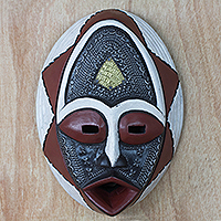 Afrikanische Holzmaske, „Noble Lover“ – Afrikanische Sese-Holzmaske in Weiß, Rot und Schwarz aus Ghana