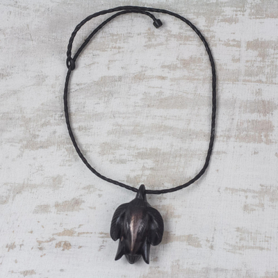 Halskette mit Holzanhänger, 'Ram'. - Widderkopf-Halskette aus Leder und Holz