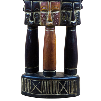 Holzskulptur „Afriyie Trio“ – Sese Holzskulptur mit einem Trio von Gesichtern aus Ghana