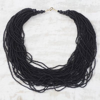 Torsade-Halskette aus recycelten Glasperlen - Handgefertigte schwarze Perlenkette aus recyceltem Glas und Kunststoff