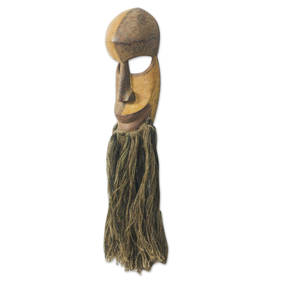 Afrikanische Holzmaske, 'Gesegneter Segen' - Afrikanische Segensmaske aus gelbem und braunem Holz Wandkunst