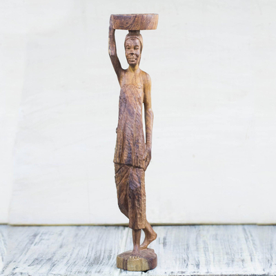 Holzskulptur „Kayayo Porter“ – Mahagoni-Holzskulptur eines afrikanischen Portiers aus Ghana