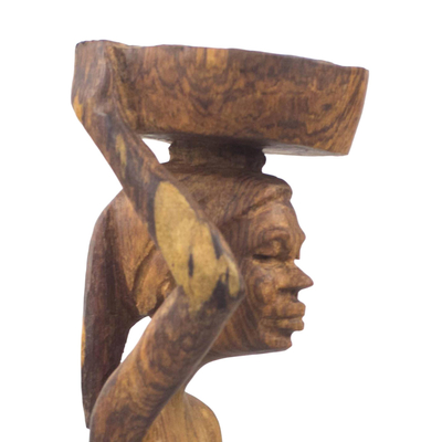 Holzskulptur „Kayayo Porter“ – Mahagoni-Holzskulptur eines afrikanischen Portiers aus Ghana