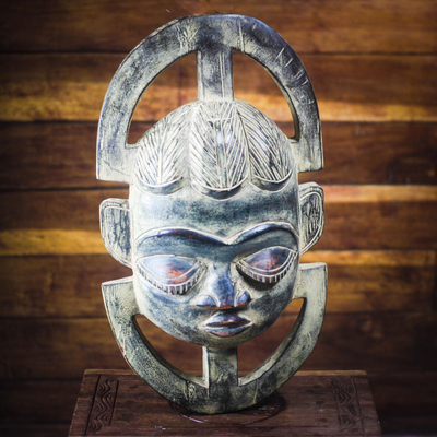 Máscara de madera africana - Máscara rústica de madera africana hecha a mano en Ghana