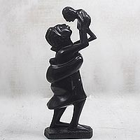 Holzskulptur „Mutterküsse“ – handgeschnitzte Mutter-Kind-Skulptur aus Sese-Holz aus Ghana