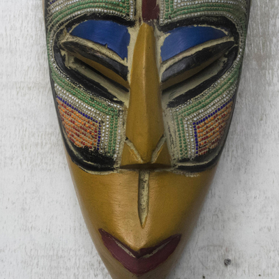 Afrikanische Glasperlen-Holzmaske, 'Esihle Face'. - Bunte afrikanische Glasperlen-Holzmaske aus Ghana