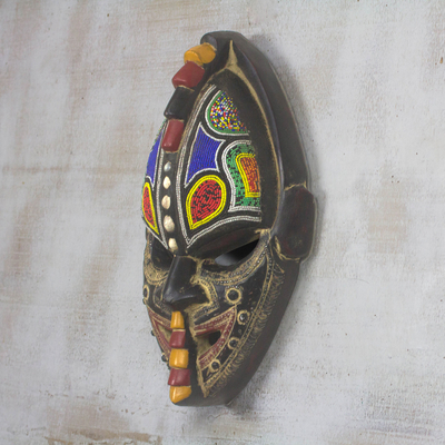 Afrikanische Holzmaske, „Thamsanqa“ – mehrfarbige handgeschnitzte afrikanische Glückswandmaske aus Holz