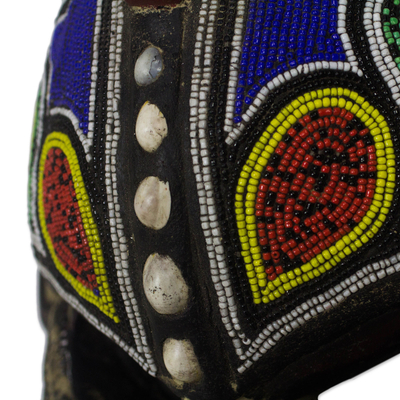 Afrikanische Holzmaske, „Thamsanqa“ – mehrfarbige handgeschnitzte afrikanische Glückswandmaske aus Holz