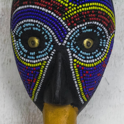 Afrikanische Glasperlen-Holzmaske, 'Nawa-Vogel'. - Afrikanische Glasperlenholz-Vogelmaske aus Ghana