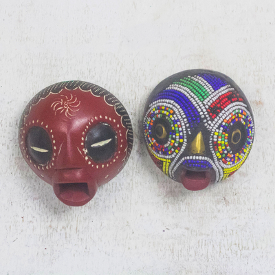 Afrikanische Glasperlen-Holzmasken, 'Ikhwzi Duo' (Paar) - Afrikanisches Seseeholz und recycelte Glasperlenmasken (Paar)