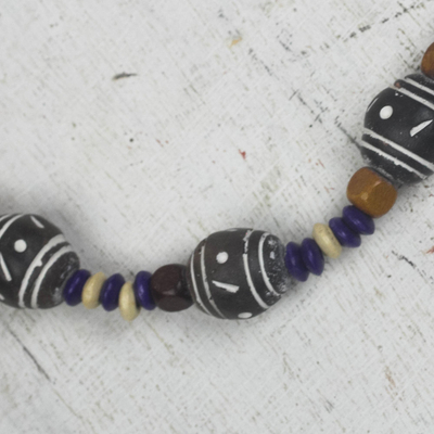 Halskette aus Holz- und Keramikperlen - Handgefertigte Perlenkette aus Sese-Holz und Keramik aus Ghana