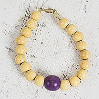 Armband aus Holzperlen, „Purple Bead“ – Armband aus braunen und violetten Holzperlen aus Ghana