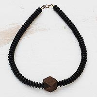 Halskette mit Perlenanhänger aus Holz und recyceltem Kunststoff, „Chocolate Geometry“ – Geometrische Halskette mit Perlenanhänger aus Holz und recyceltem Kunststoff