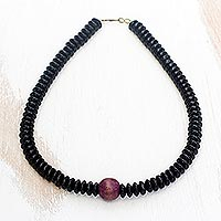Halskette mit Perlenanhänger aus Holz und recyceltem Kunststoff, „Mystic Orb“ – Halskette mit Anhänger aus lilafarbenem Holz und Perlen aus recyceltem Kunststoff