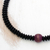 Halskette mit Perlenanhänger aus Holz und recyceltem Kunststoff - Halskette mit Perlenanhänger aus violettem Holz und recyceltem Kunststoff