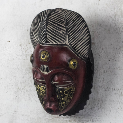 Afrikanische Holzmaske, 'Red Baule - Afrikanische Holzbaule-inspirierte Maske aus Ghana