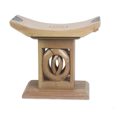 Dekorativer Holzhocker, 'Adode Throne' - Handgefertigter Zedernholz-Dekorationshocker aus Ghana