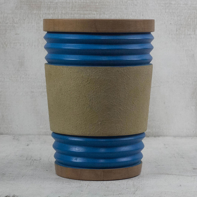 Dekorative Vase aus Holz, 'Blaue Ringe'. - Dekorative Vase aus Zedernholz in Braun und Blau aus Ghana