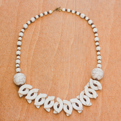 Halskette aus Knochen und Holzperlen - Perlenkette aus Knochenholz und recyceltem Kunststoff aus Ghana
