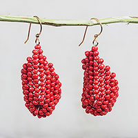 Ohrhänger aus recycelten Kunststoffperlen, 'Red Curve' - Ohrhänger aus roten Perlen aus recyceltem Kunststoff aus Ghana
